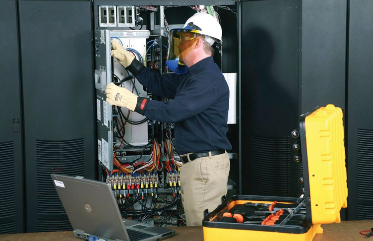 Sistema de UPS protegiendo equipos críticos.