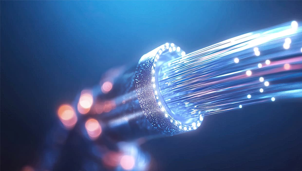 Cable de fibra óptica con transmisión de datos.