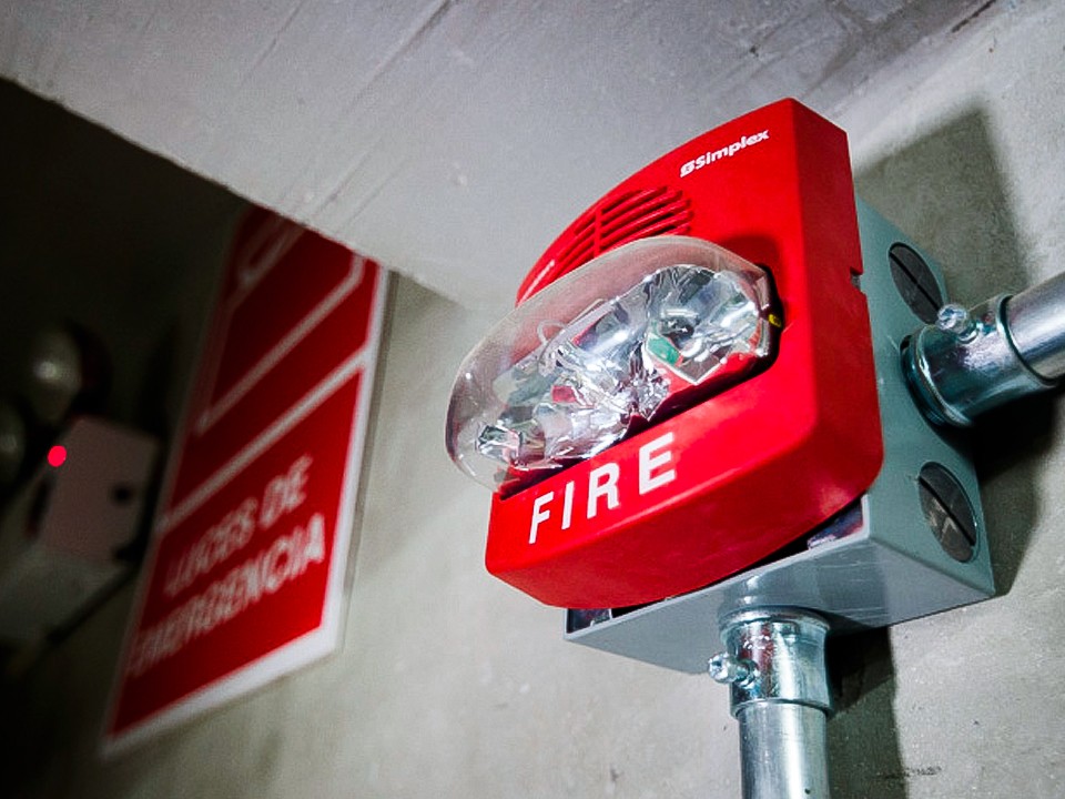 Sistema de detección de incendios en oficinas.